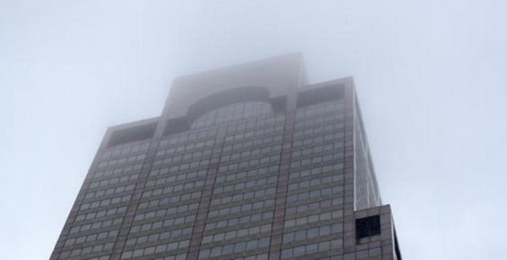Helicóptero choca contra un rascacielos en Nueva York