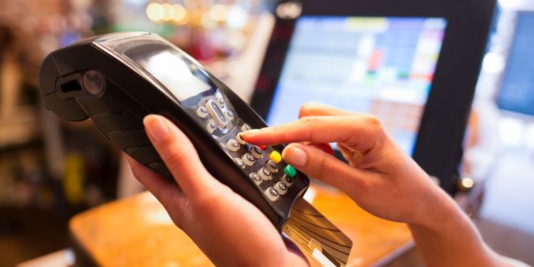 Centros gastronómicos que no acepten tarjetas de créditos incurrirían en una falta legal, según Sedeco