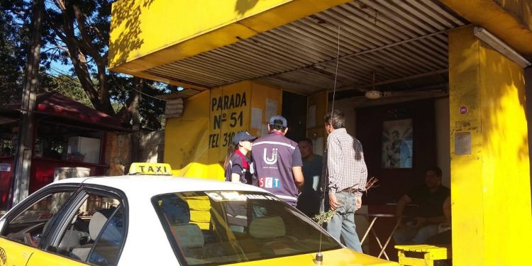 Funcionarios de la SET informan a taxistas sobre obligaciones tributarias