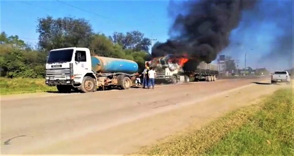 Se incendió un camión de gran porte en plena ruta de Loma Plata Se incendió un camión de gran porte en plena ruta de Loma Plata