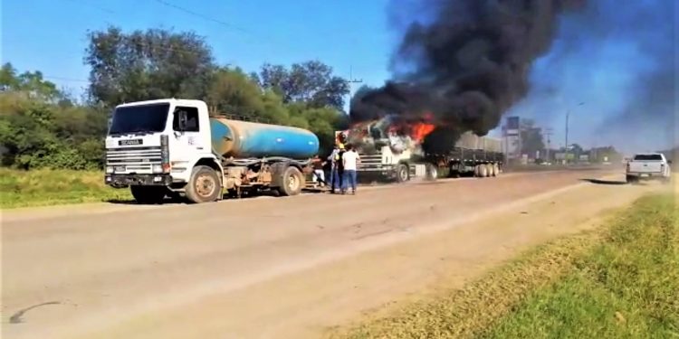 Se incendió un camión de gran porte en plena ruta de Loma Plata Se incendió un camión de gran porte en plena ruta de Loma Plata