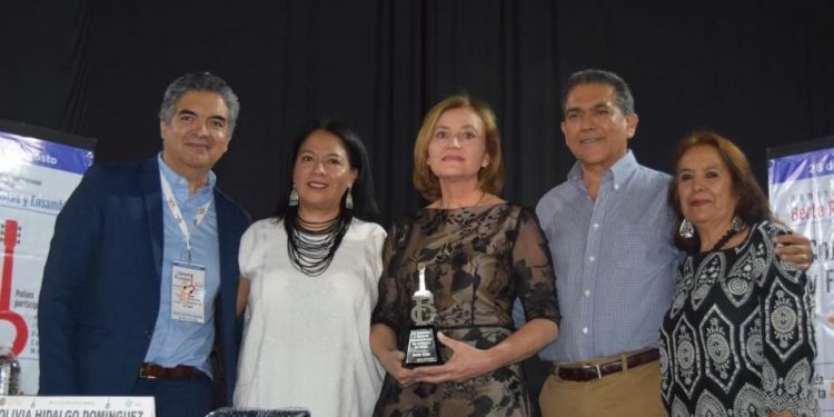 Berta Rojas recibió “Guitarra de Plata” como homenaje a su trayectoria Berta Rojas recibió “Guitarra de Plata” como homenaje a su trayectoria