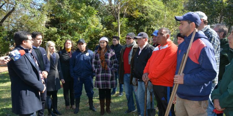 Internos penitenciarios realizan limpieza de plaza asuncena Internos penitenciarios realizan limpieza de plaza asuncena