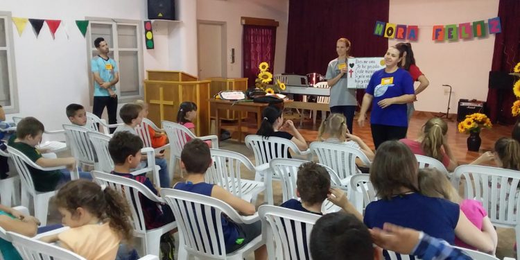 Alumnos del Lippen invitan a niños a conocer a Dios con juegos y dinámicas Alumnos del Lippen invitan a niños a conocer a Dios con juegos y dinámicas