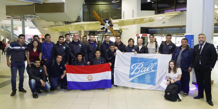 Jóvenes seleccionados para trabajar en la multinacional partieron al Brasil para capacitarse