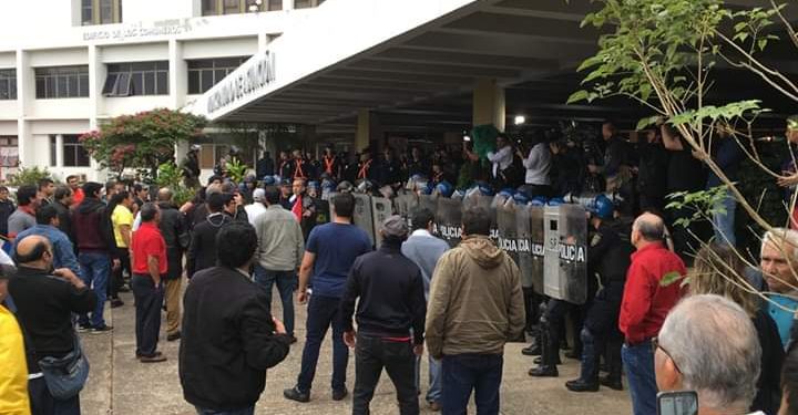 Enfrentamiento entre antidisturbios y taxistas que cerraron Mariscal López