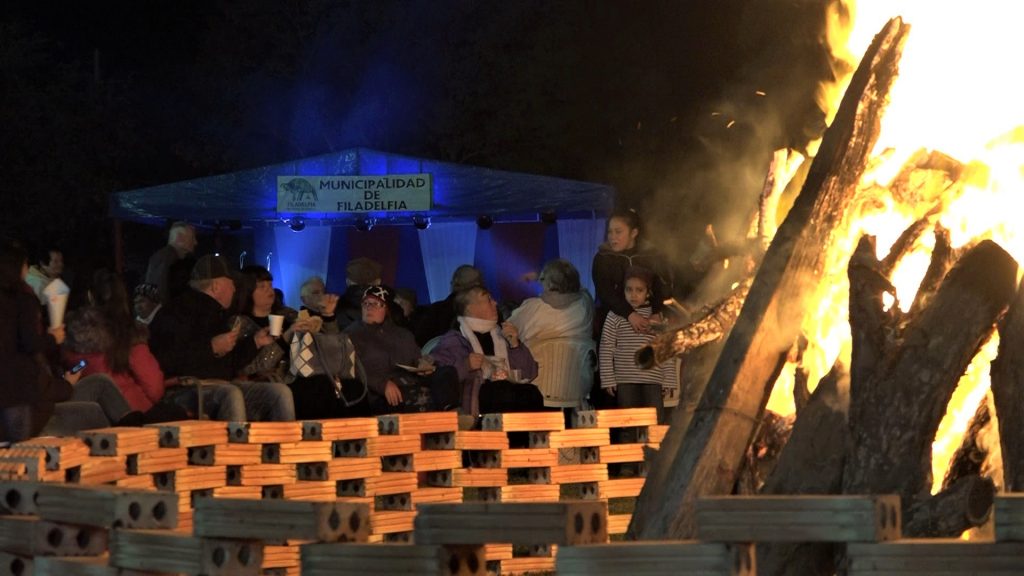 Exitosa y cálida fiesta de las tradiciones durante una helada noche en Filadelfia