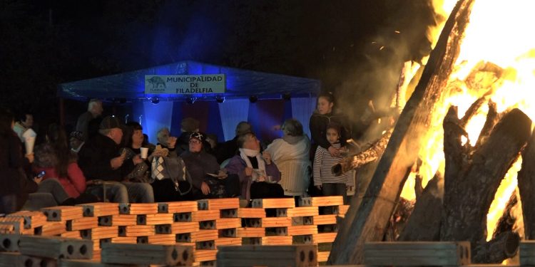 Exitosa y cálida fiesta de las tradiciones durante una helada noche en Filadelfia