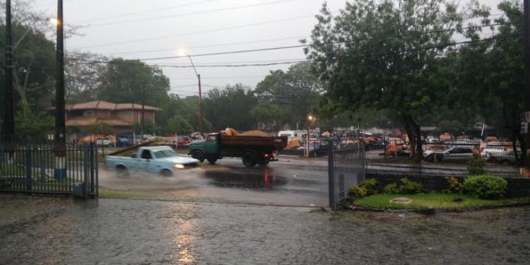 Inicio de semana laboral cálido con lluvias