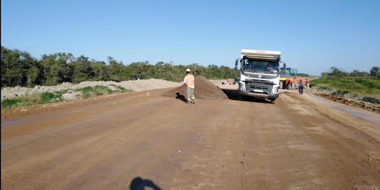 Iniciaron carga para el primer metro cuadrado de asfalto de la ruta Bioceánica