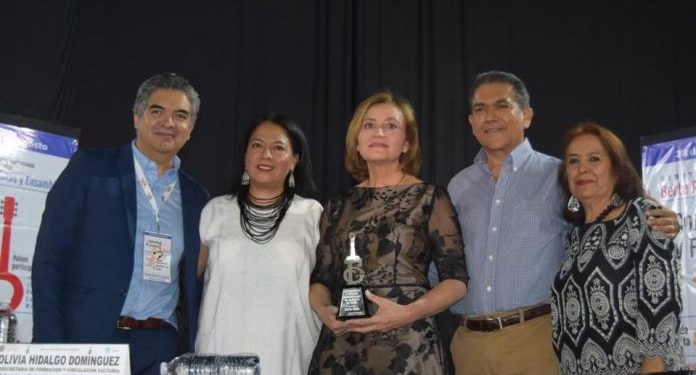 Berta Rojas recibió “Guitarra de Plata” como homenaje a su trayectoria Berta Rojas recibió “Guitarra de Plata” como homenaje a su trayectoria