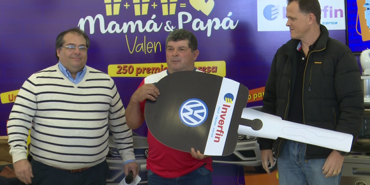 Inverfin entrega premios de la promo «Mamá y Papá valen por 3»