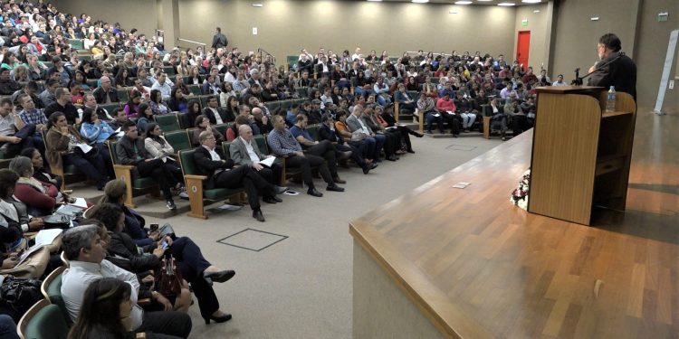 Loma Plata: Multitudinario congreso sobre problemáticas de la juventud Loma Plata: Multitudinario congreso sobre problemáticas de la juventud