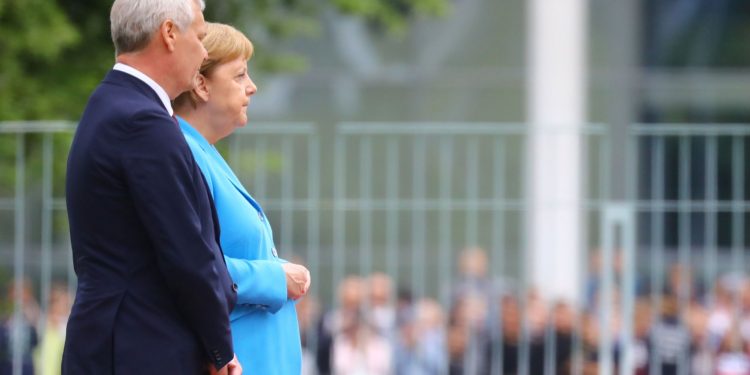 Merkel sufre el tercer episodio de temblores en un acto público Merkel sufre el tercer episodio de temblores en un acto público