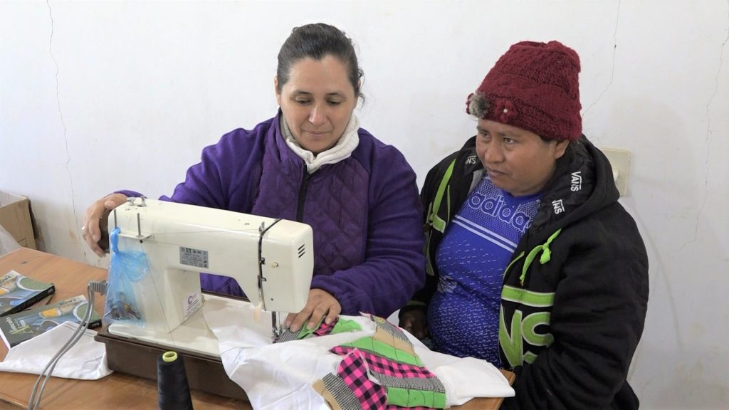 Mujeres indígenas de Yalve Sanga aprenden sobre técnicas de costura Mujeres indígenas de Yalve Sanga aprenden sobre técnicas de costura
