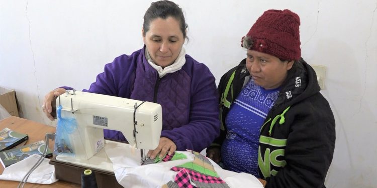 Mujeres indígenas de Yalve Sanga aprenden sobre técnicas de costura Mujeres indígenas de Yalve Sanga aprenden sobre técnicas de costura