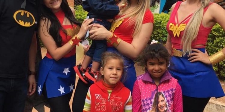 Niños se sorprenden al ver a sus héroes y heroínas en el hospital Niños se sorprenden al ver a sus héroes y heroínas en el hospital