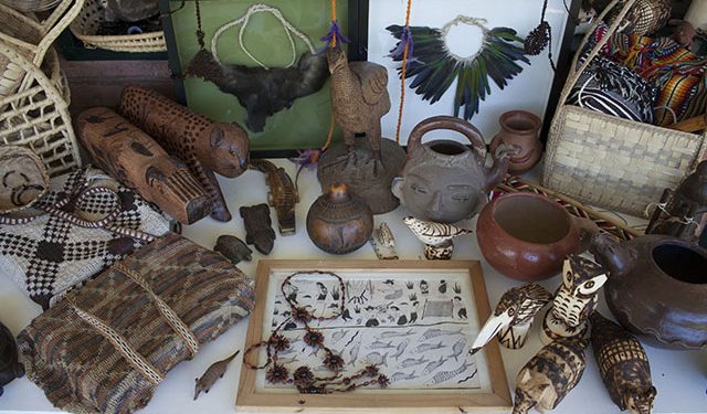 Artesanos chaqueños exponen sus artesanías en la costanera de Asunción