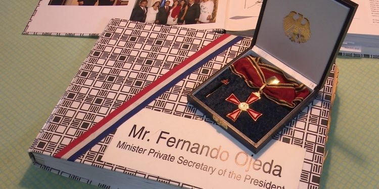 Alemania distingue a ex embajador paraguayo por buena gestión
