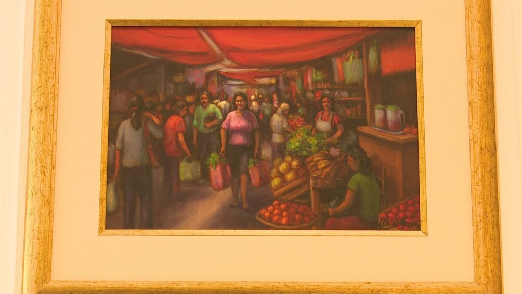 Siguen expuestas las pinturas de Alicia Guerra que muestra vivencias del mercado 4
