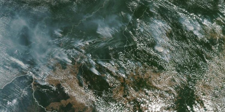 La NASA alerta que el humo de los incendios en la Amazonía se extienden en Brasil