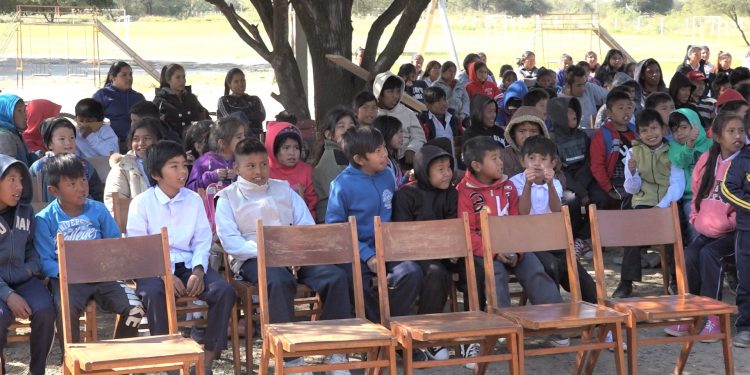 Estudiantes indígenas realizan trabajos para conservar idioma nivaclé Estudiantes indígenas realizan trabajos para conservar idioma nivaclé