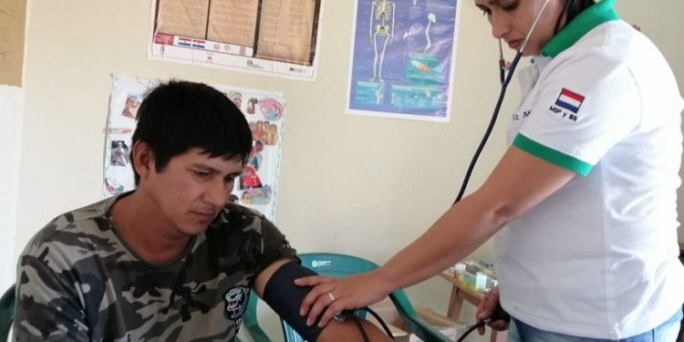 Población afectada por incendio en Bahía Negra recibe atención de Salud Pública