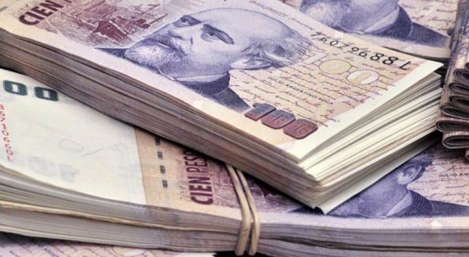 El peso argentino se desploma y alcanza su mínimo histórico tras la derrota de Macri