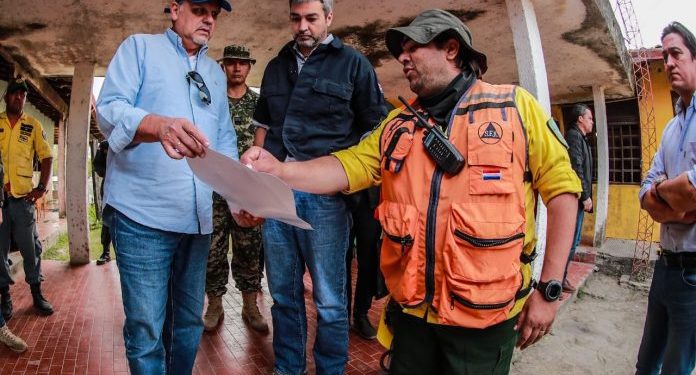 Presidente verifica tareas y anuncia arribo de avión para extinguir focos de incendio en el Chaco