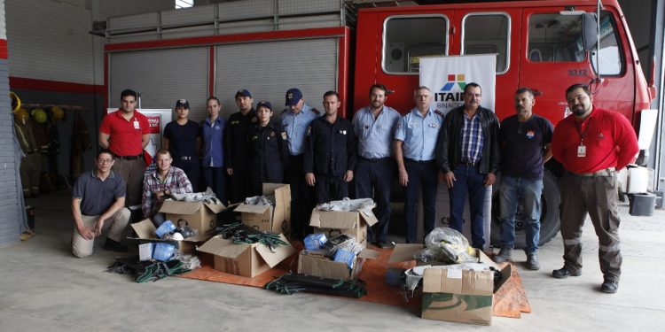 Itaipú entregó equipos a Bomberos para combate de incendios en el Chaco