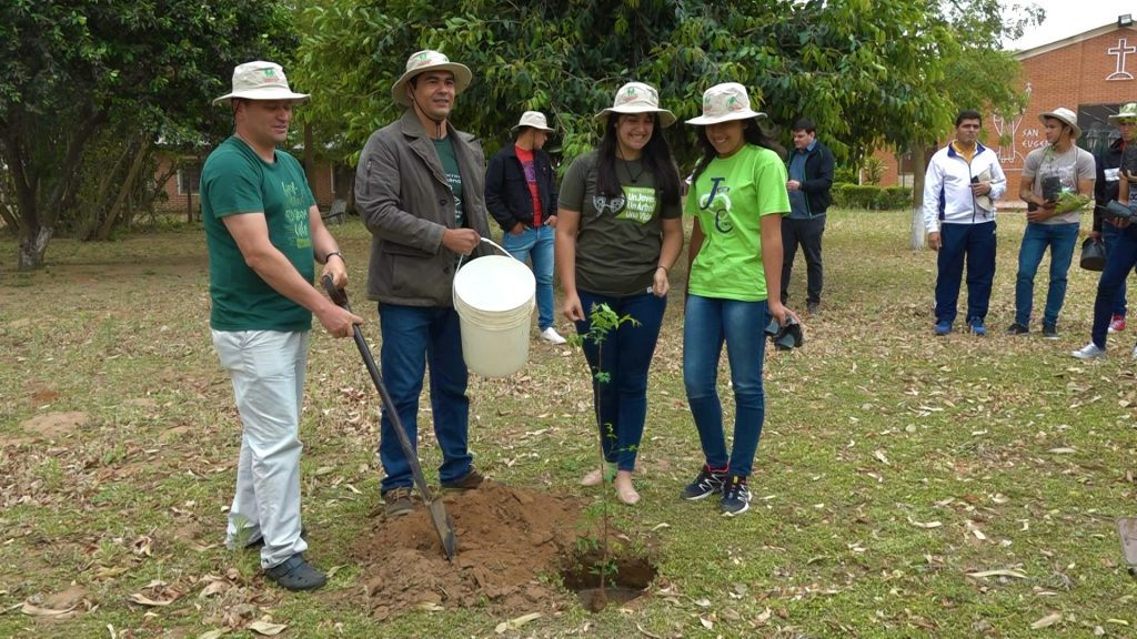 Jóvenes demuestran compromiso ambiental con plantación de árboles