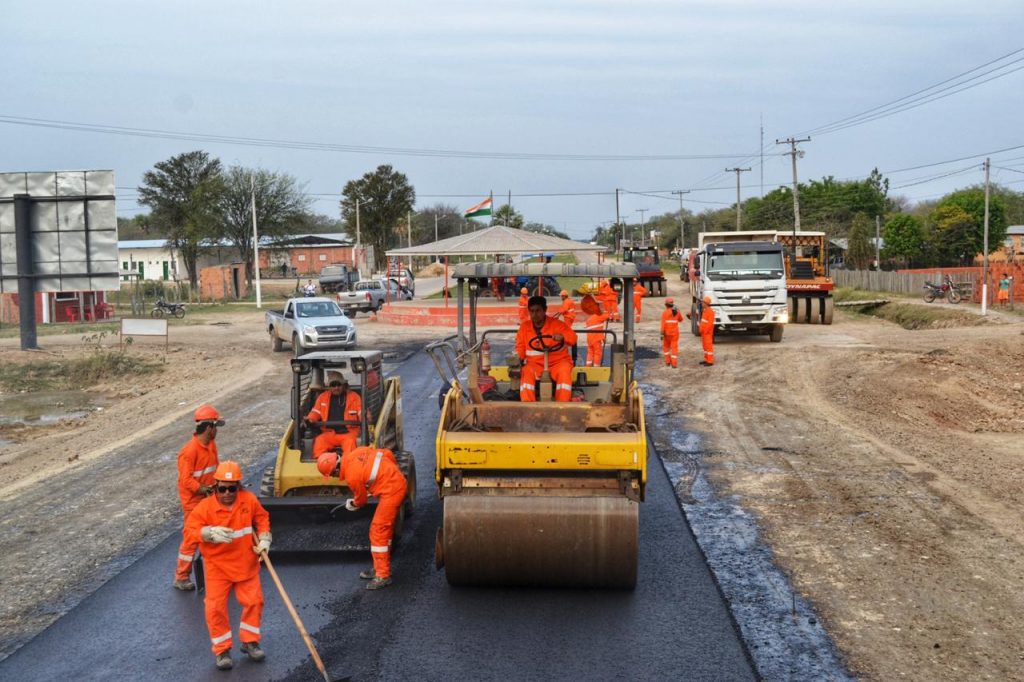 Llegada histórica del asfaltado al casco urbano de la ciudad de Carmelo Peralta