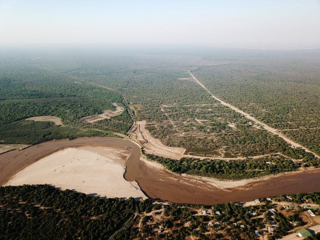 Avanzan trabajos para reforzar el muro de contención en Pozo Hondo