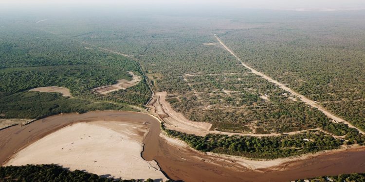Avanzan trabajos para reforzar el muro de contención en Pozo Hondo