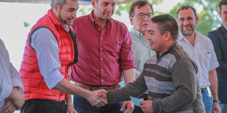 Gobierno entrega aportes y acerca variados servicios a pilarenses