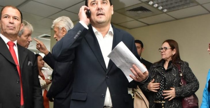 Buzarquis es sobreseído en denuncia por usurpación de funciones