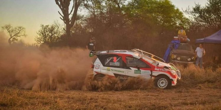 Alejandro Galanti se acerca a un nuevo título en el Rally del Chaco Alejandro Galanti se acerca a un nuevo título en el Rally del Chaco