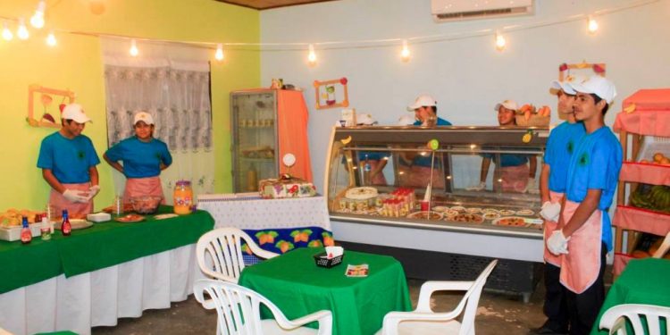 Destacan creatividad durante Feria Empresarial Estudiantil