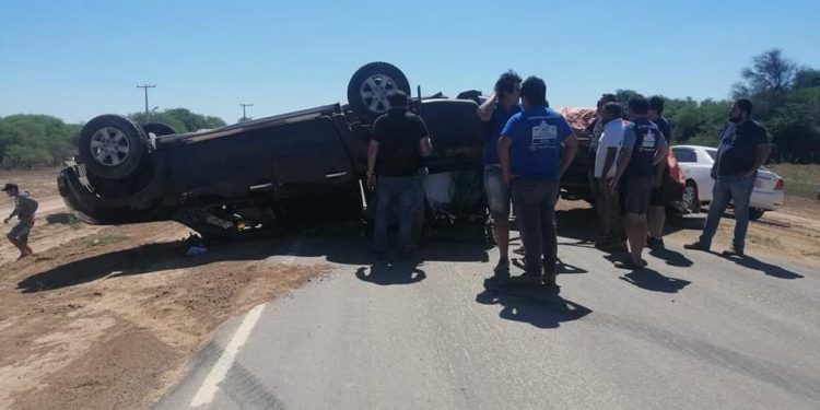 Camioneta con remolque volcó en Mariscal Estigarribia