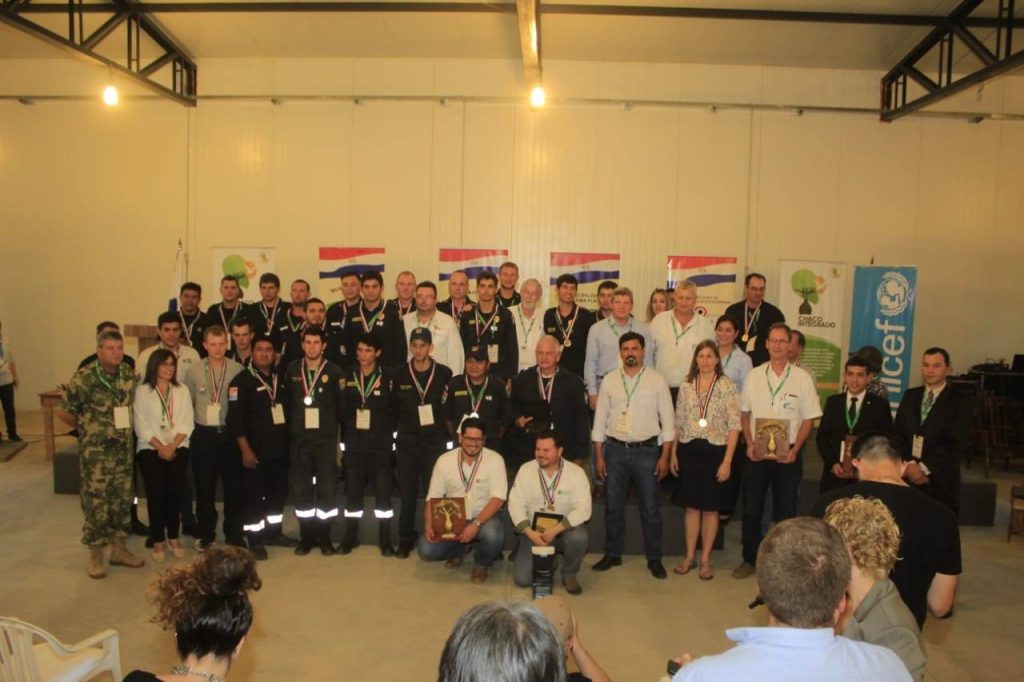 Brindan reconocimiento a combatientes de incendios y líderes del desarrollo Brindan reconocimiento a combatientes de incendios y líderes del desarrollo