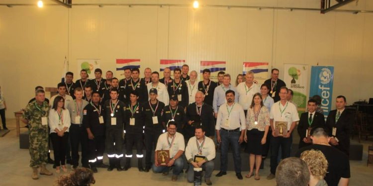 Brindan reconocimiento a combatientes de incendios y líderes del desarrollo