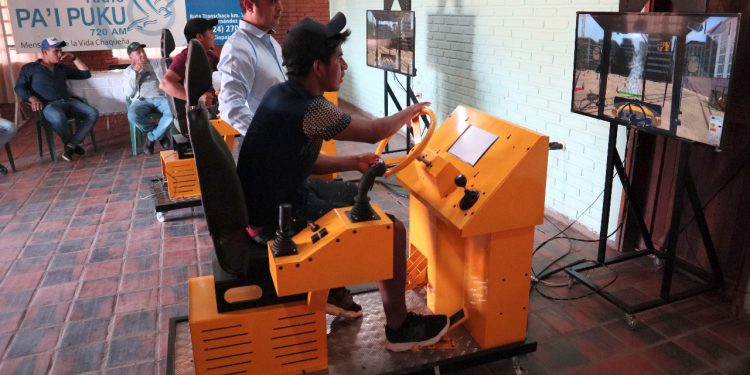 Chaqueños se capacitan en manejo de grúa y retroexcavadora