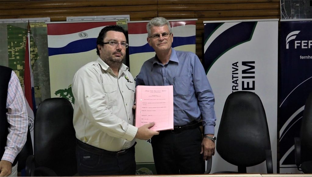 Cooperativa Fernheim entregó más titulación de lotes a municipalidad Cooperativa Fernheim entregó más titulación de lotes a municipalidad