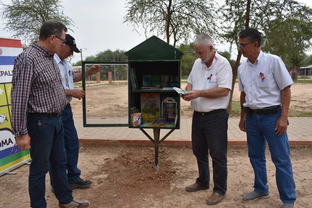 Instalan minibibliotecas para fomentar la lectura en parques de Loma Plata
