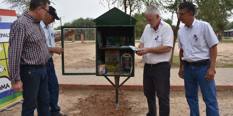 Instalan minibibliotecas para fomentar la lectura en parques de Loma Plata