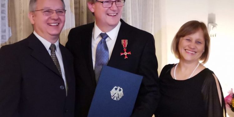 Fundador de Fundación Visión recibe la “Cruz de la Orden del Mérito»