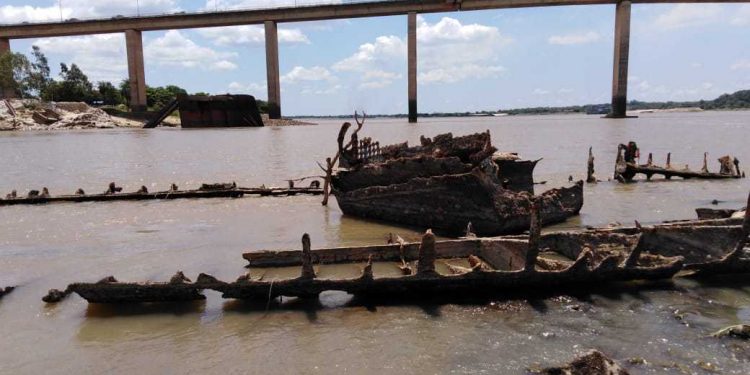 Inician trabajos para reflotar el buque Paraguarí Inician trabajos para reflotar el buque Paraguarí
