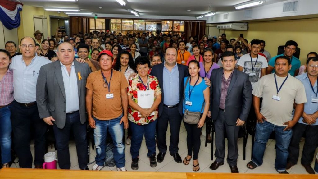 130 familias de Central firmaron contratos por sus inmuebles