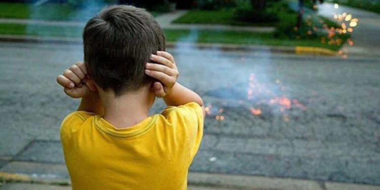 Autismo: auriculares para “desconectarlos” de pirotecnia