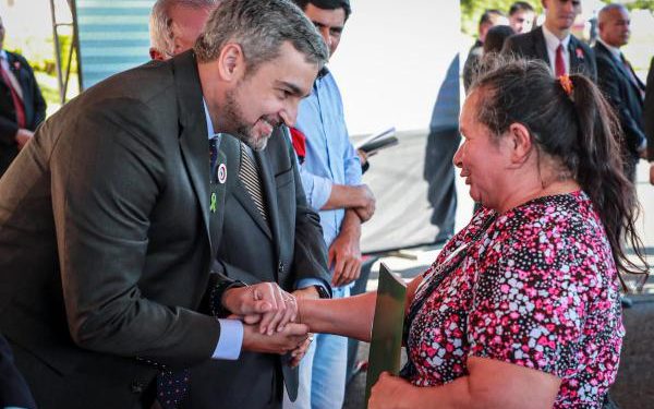 Jefe de Estado entrega títulos de propiedad, obras viales y viviendas